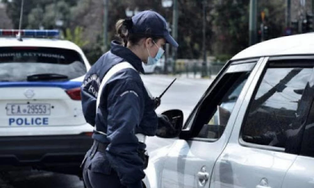 Κορονοϊός - Επιβάτης ταξί απείλησε αστυνομικό ότι θα φταρνιστεί πάνω της